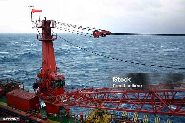 Impianto Di Perforazione Petrolifera Piattaforma Gru Cabina E Il Boom - Fotografie stock e altre immagini di Acqua