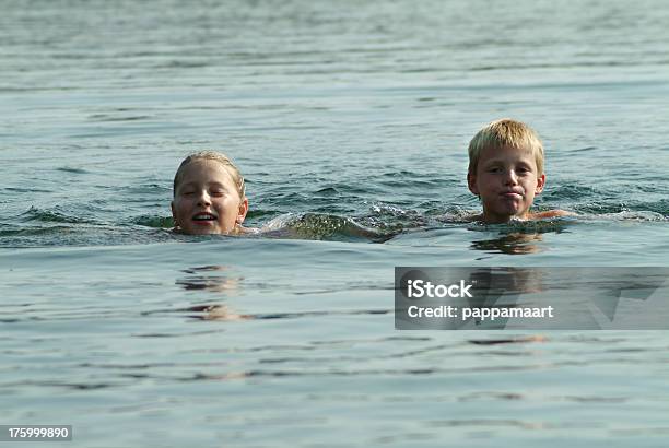 Dos Niños Nadar En El Lago Niño Y Niña Foto de stock y más banco de imágenes de Lago - Lago, Natación, Niño