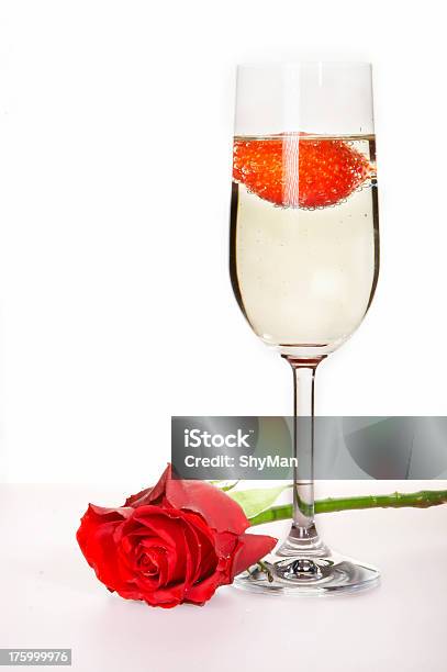 Champagne Morangos - Fotografias de stock e mais imagens de Amor - Amor, Bebida Alcoólica, Bolha - Estrutura Física