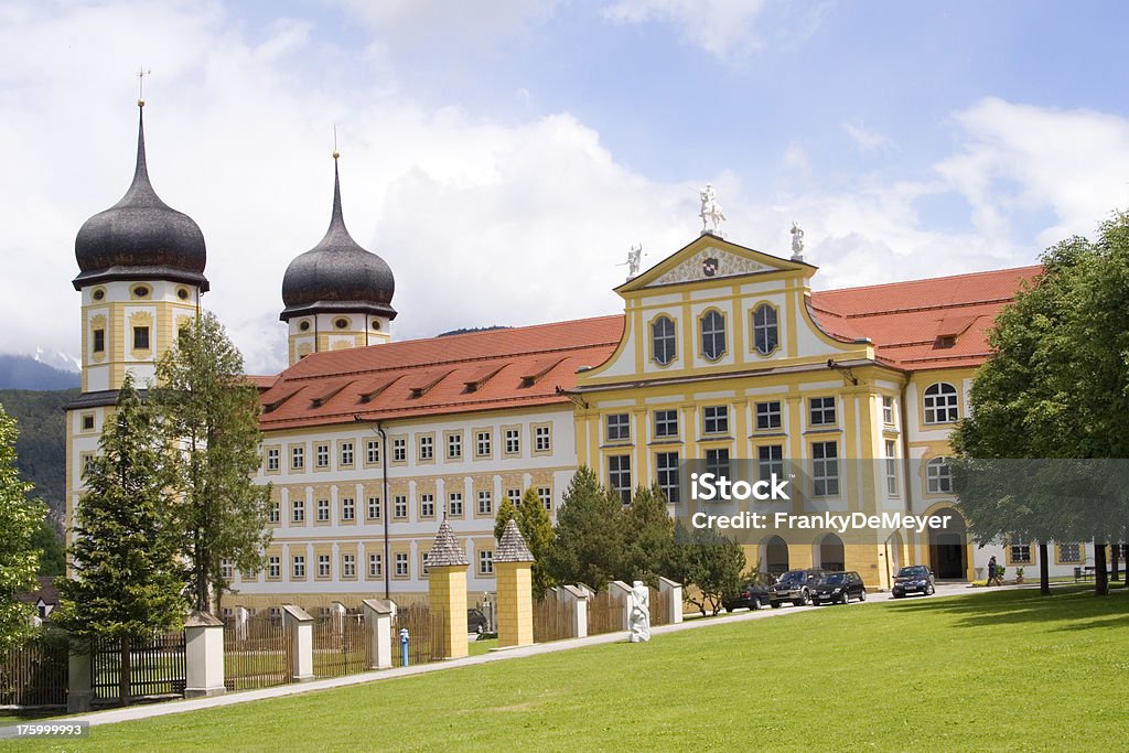 Chiesa di abbazia vicino a Innsbruck, Austria - Foto stock royalty-free di Abbazia