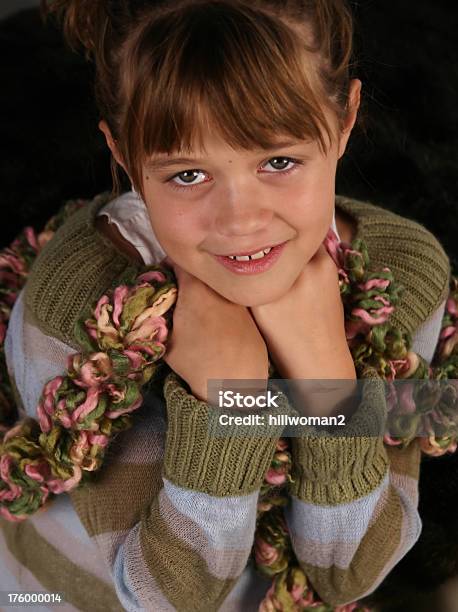 Foto de Menina Olhando Para Cima e mais fotos de stock de Adolescente - Adolescente, Beleza, Cabelo Castanho