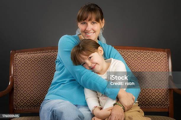 Madre E Hija Foto de stock y más banco de imágenes de Abrazar - Abrazar, Adulto, Agarrar