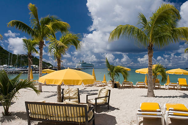 caribe cena de praia com navio de cruzeiro - cloud sea beach umbrella sky - fotografias e filmes do acervo