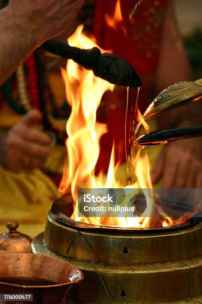 Yajna Foto de stock y más banco de imágenes de Aceite para cocinar - Aceite para cocinar, Ceremonia, Ceremonia tradicional