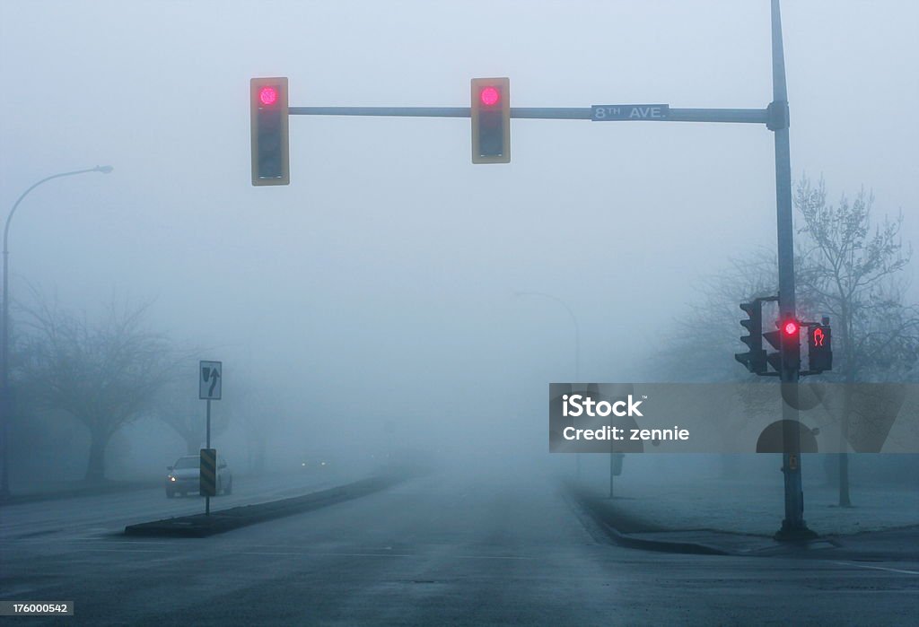 Nevoeiro-Perspectivas de Cruzamento - Foto de stock de Farol Vermelho - Semáforo de trânsito royalty-free