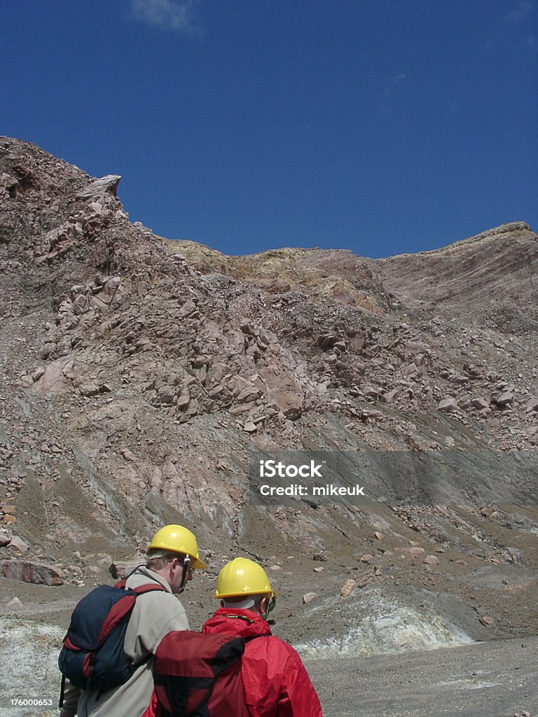 Explorar un cráter al volcán, Nueva Zelanda - Foto de stock de Actividad libre de derechos