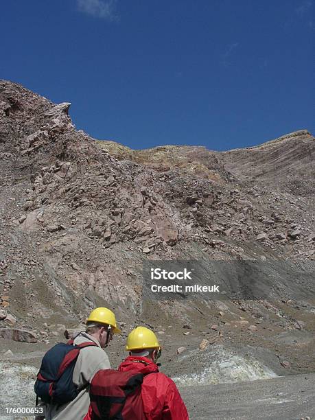 Explorar Un Cráter Al Volcán Nueva Zelanda Foto de stock y más banco de imágenes de Actividad - Actividad, Aire libre, Aventura