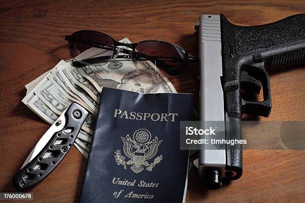 Szpieg Essentials - zdjęcia stockowe i więcej obrazów Paszport - Paszport, Szpieg, Banknot