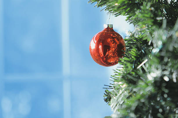赤いクリスマスクリスマスオーナメント - hallmark ストックフォトと画像
