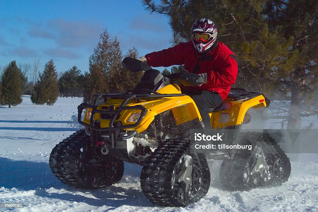 ATV в снегу - Стоковые фото Внедорожник роялти-фри