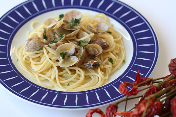 spaghetti con almejas - parsimon fotograf�ías e imágenes de stock