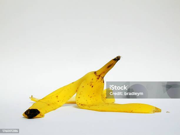 Pele De Banana - Fotografias de stock e mais imagens de Banana - Fruto tropical - Banana - Fruto tropical, Derrapar, Amarelo