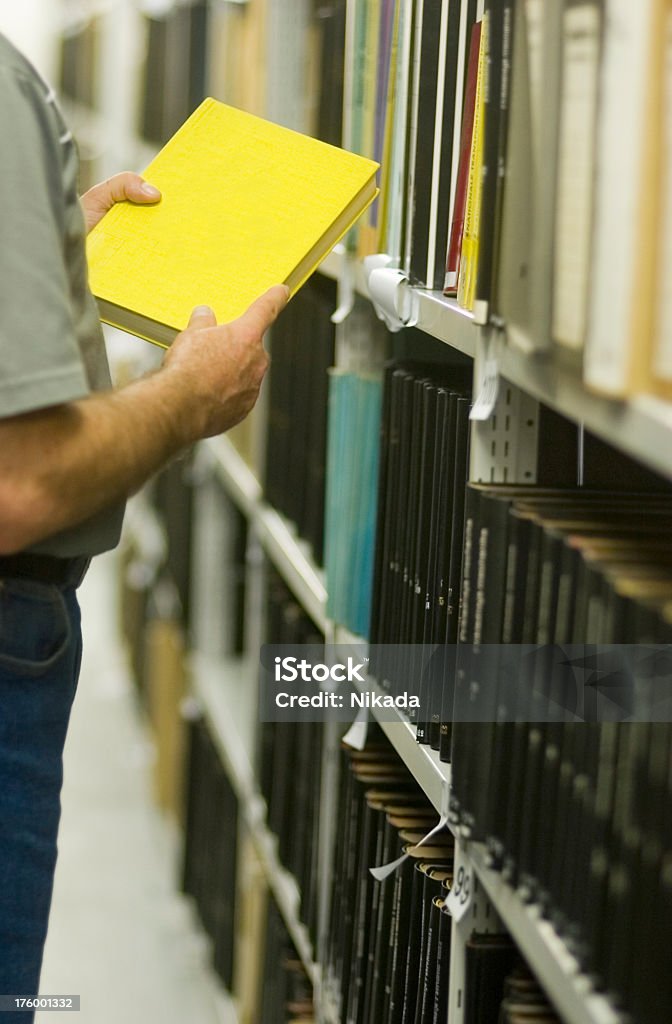 Reservar a biblioteca-amarela - Foto de stock de Adolescente royalty-free