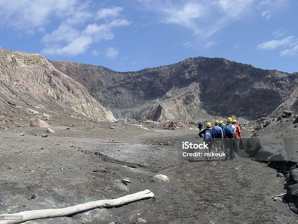 Esploratori in un cratere di Vulcano, Nuova Zelanda - Foto stock royalty-free di Nuova Zelanda