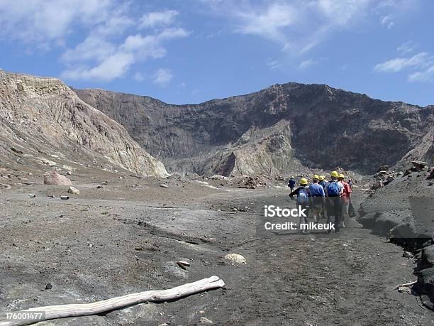 Explorers Sobre Cratera Vulcão Nova Zelândia - Fotografias de stock e mais imagens de Ilha White - Nova Zelândia - Ilha White - Nova Zelândia, Nova Zelândia, Vulcão