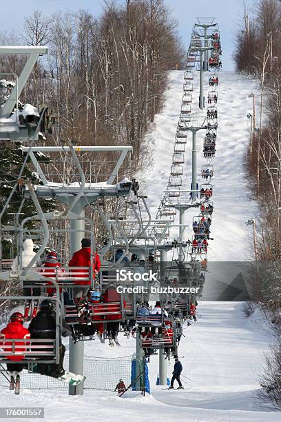 Pessoas Na Cadeira Levante Durante A Tarde De Esqui De Neve - Fotografias de stock e mais imagens de Alpes Europeus