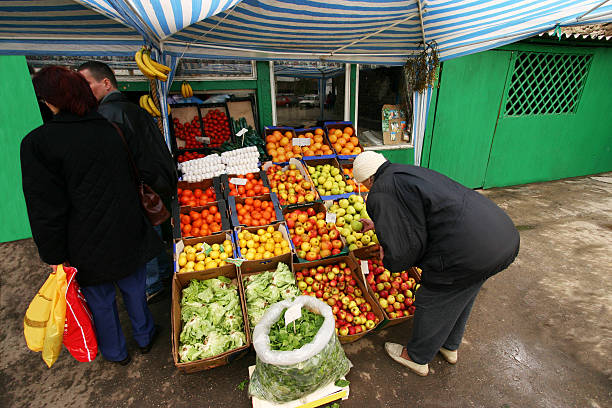 market stand de fruits et légumes - handcarves business food and drink people photos et images de collection