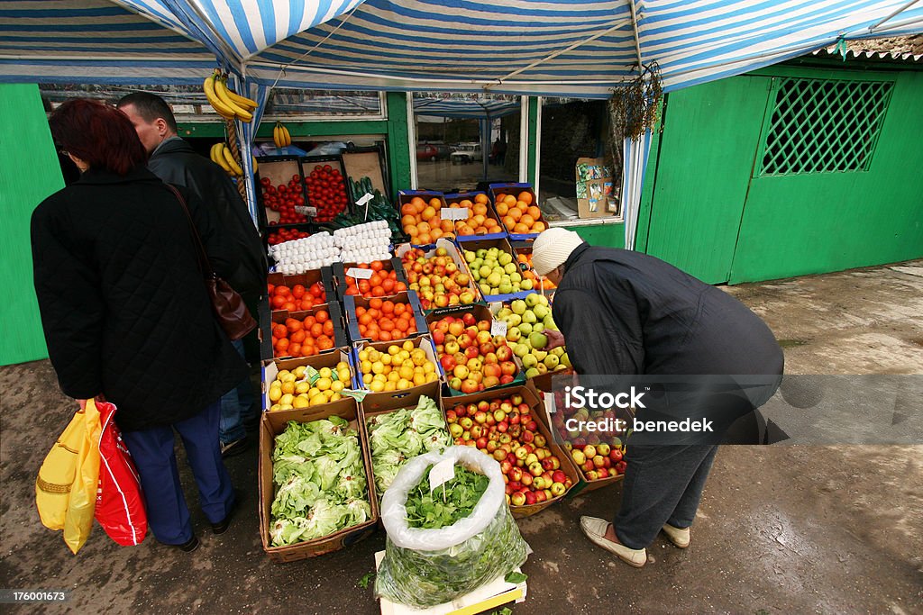 市場には、果物や野菜のスタンド - キオスクのロイヤリティフリーストックフォト
