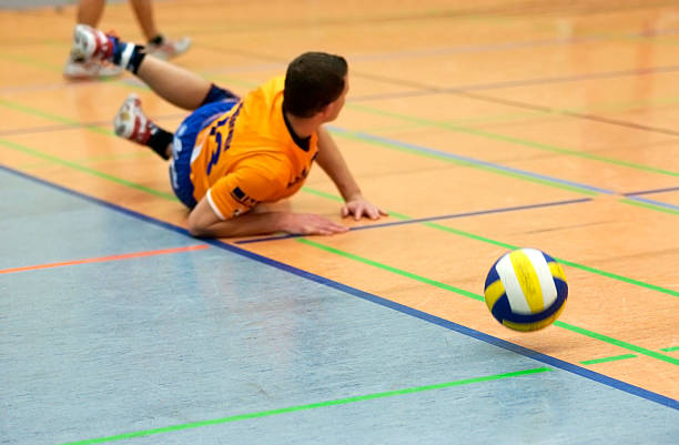 cancha de voleibol - volleyball volleying human hand men fotografías e imágenes de stock