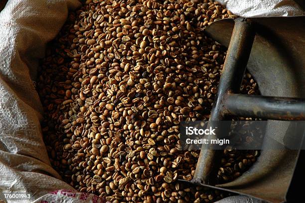 Vista Dallalto Di Chicchi Di Caffè In Un Sacco Con Scollo A Barchetta - Fotografie stock e altre immagini di Caffeina