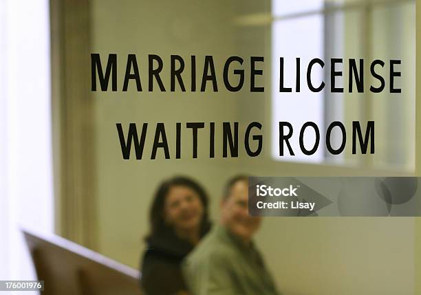 Matrimonio Licencia Sala De Espera Foto de stock y más banco de imágenes de Adulto - Adulto, Aplicar, Autoridad