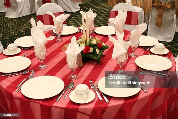 Vermelho Configuração De Tabela De Banquete Formal - Fotografias de stock e mais imagens de Arranjo de flores - Arranjo de flores, Artigo de Decoração, Banquete