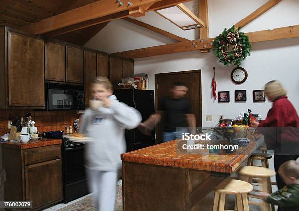 Cozinha Clássica - Fotografias de stock e mais imagens de Cozinha - Cozinha, Edifício residencial, Família