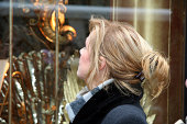 lady-shopping.jpg?b=1&s=170x170&k=20&c=2Wha0IM8mfyuZsoeq9BEXrtaR4wvc7AilaP_MpKXiNk=