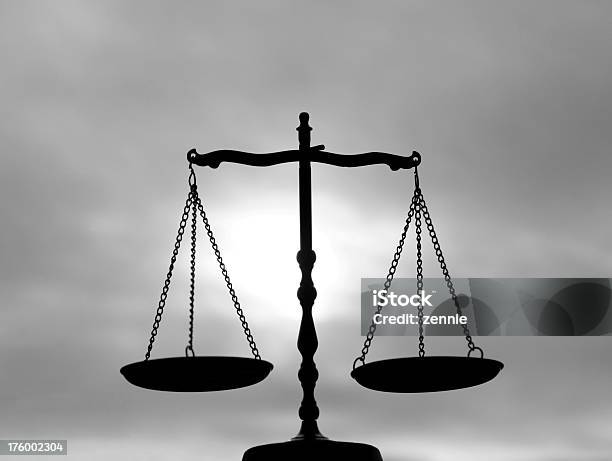 Foto de Escala De Equilíbrio Com Céu Dinâmico e mais fotos de stock de Balança - Balança, Silhueta, Sistema Legal