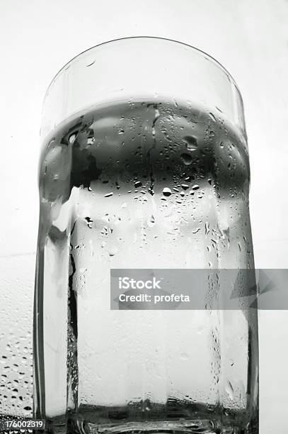Бокал Воды — стоковые фотографии и другие картинки Алкоголь - напиток - Алкоголь - напиток, Белый, Брызги