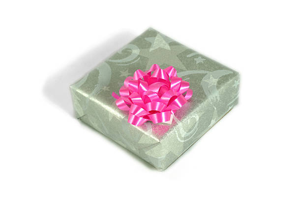 Zapakowane pudełko z różową wstążką – zdjęcie