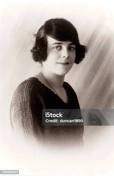 Молодая Женщина В Ретростиле — стоковые фотографии и другие картинки 1920-1929 - 1920-1929, Короткая стрижка, Женщины