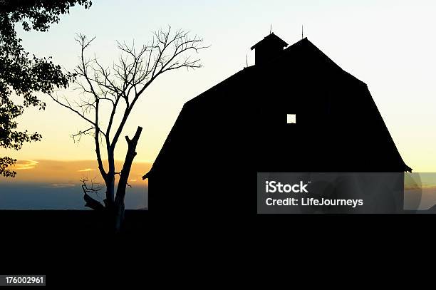Silhouetted Barn O Zachodzie Słońca - zdjęcia stockowe i więcej obrazów Stodoła - Stodoła, Gospodarstwo, Kopuła