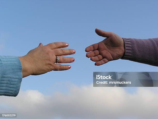 Erreichen Für Eine Helfende Hand Stockfoto und mehr Bilder von Abhängigkeit - Abhängigkeit, Anführen, Berufliche Partnerschaft