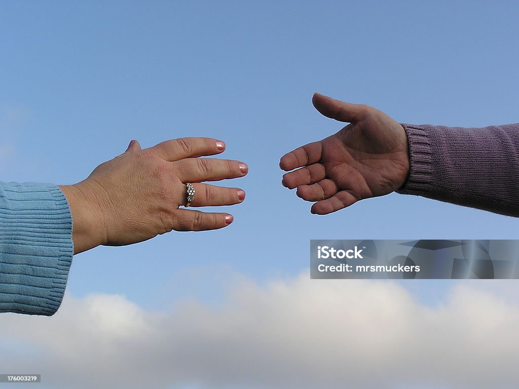 Reach per dare una mano - Foto stock royalty-free di Adulto