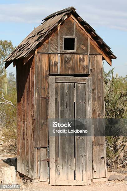 Gabinetto Esterno - Fotografie stock e altre immagini di Albero - Albero, Attrezzatura, Bagno