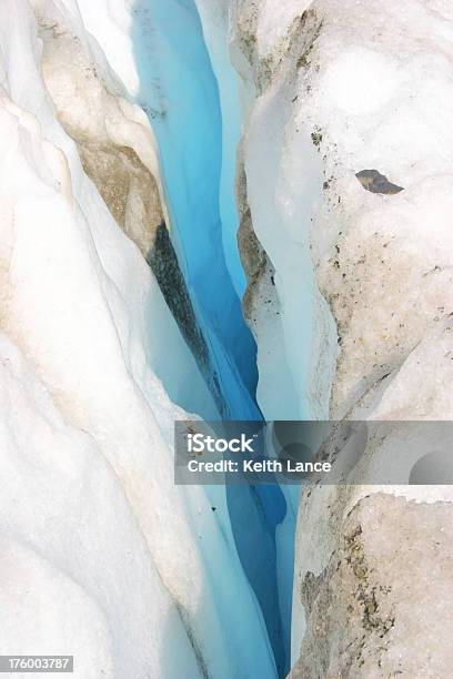 Photo libre de droit de Éclat Bleuâtre De Glacier De Glace banque d'images et plus d'images libres de droit de Vagin - Vagin, Eau, Blanc