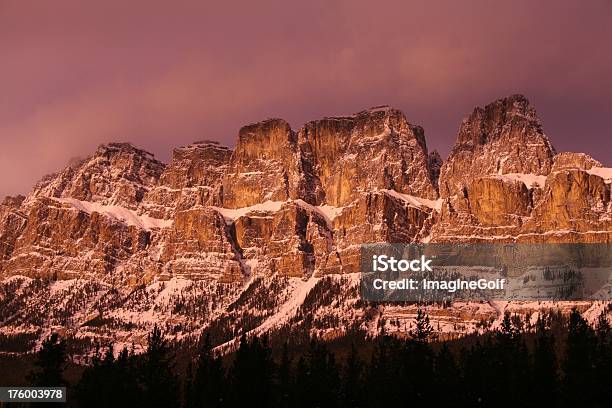 Monte Castle - Fotografie stock e altre immagini di Divinità - Divinità, Alberta, Alpinismo