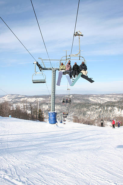 сноубордисты на подъемник - mono ski стоковые фото и изображения