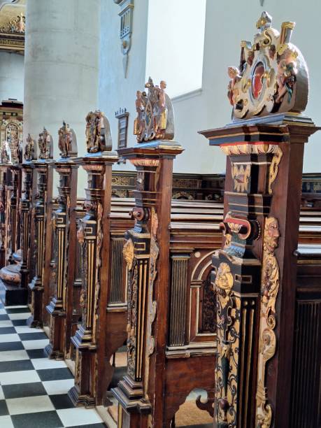 renaissance pews at kronborg chapel - denmark indoors church angel imagens e fotografias de stock