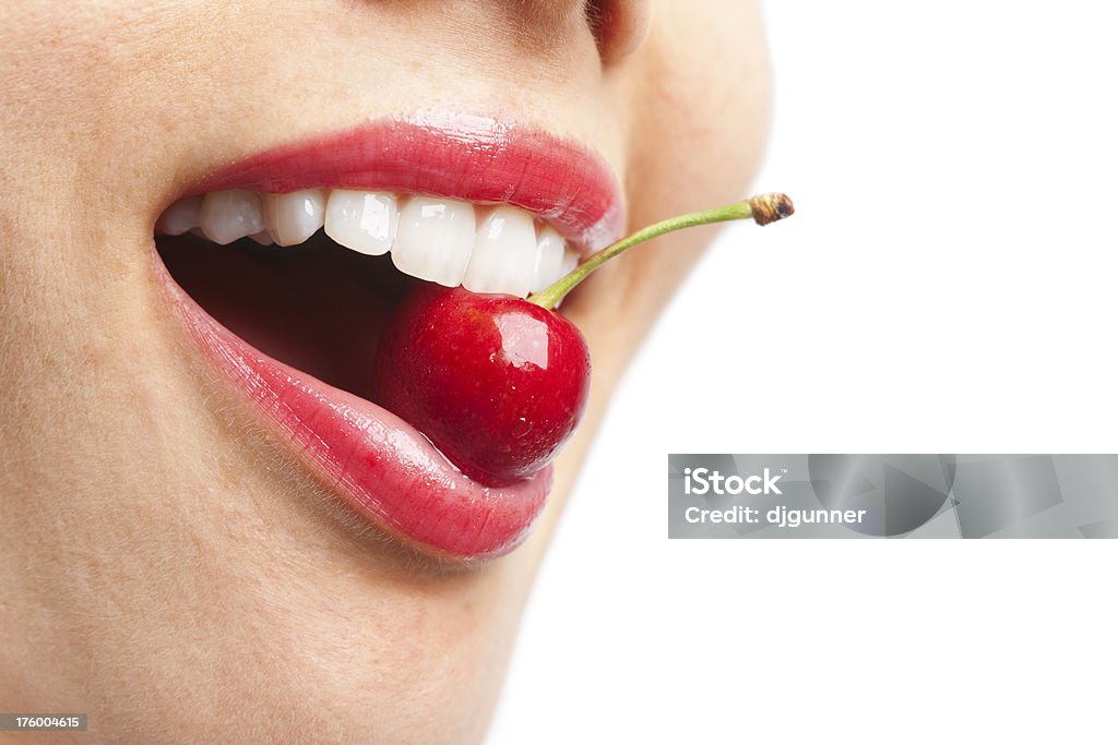 Девушка с cherry в полости рта - Стоковые фото Губы человека роялти-фри