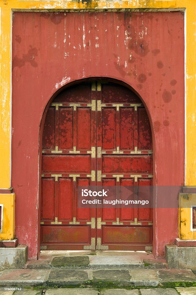 赤色黄色の出入り口ゲートウェイシテダル禁止パープルの色合いでベトナム街 - アジア大陸のロイヤリティフリーストックフォト