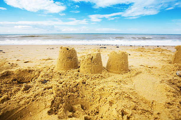 château de sable sur la plage - sandcastle beach norfolk sand photos et images de collection