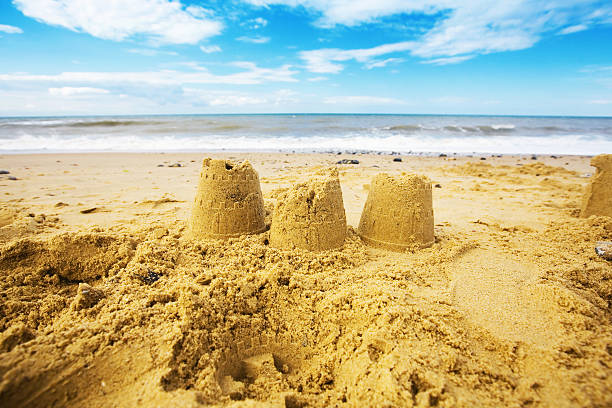 castello di sabbia sulla spiaggia - sandcastle beach norfolk sand foto e immagini stock