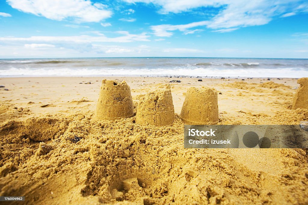 Castelo de areia em uma praia - Foto de stock de Castelo de areia - Estrutura royalty-free