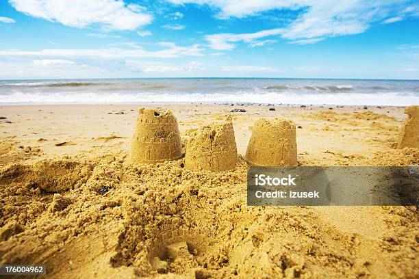 Foto de Castelo De Areia Em Uma Praia e mais fotos de stock de Castelo de areia - Estrutura - Castelo de areia - Estrutura, Praia, Areia
