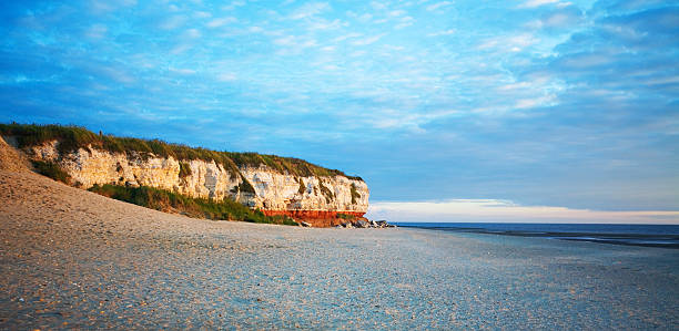 falaises à hunstanton, norfolk, au royaume-uni - landscape scenics beach uk photos et images de collection