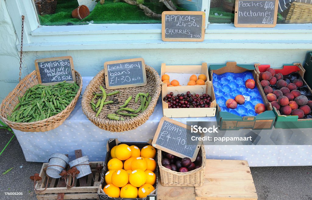 Frutta e verdura al di fuori del display in Inghilterra - Foto stock royalty-free di Albicocca