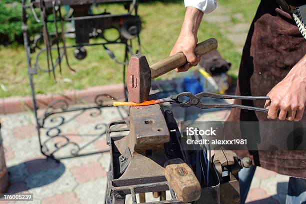 Foto de Ferreiro No Trabalho e mais fotos de stock de Adulto - Adulto, Antigo, Arte e Artesanato - Assunto