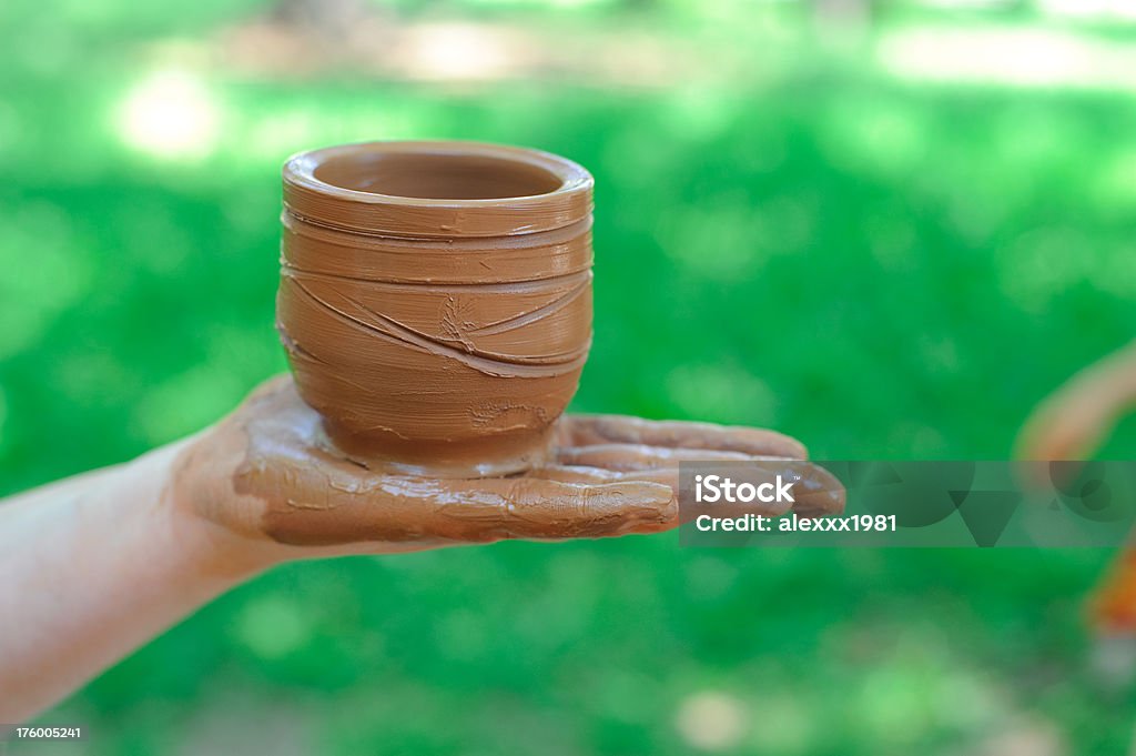 potter peut accueillir sur palm à fait une carafe de clay - Photo de Art libre de droits